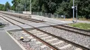 Mutter rettet Tochter (2) und stirbt unter Zug – Ampeldefekt wird geprüft