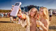 Mutter und Tochter auf Festival: Bezahlen per Wero macht den Trip einfacher