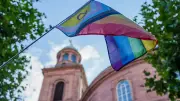 Nach CSD-Anschlag: Solidarität in Frankfurt – „Es hätte auch hier passieren können“