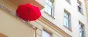 Nackte Nachbarn auf dem Balkon: So meistern Sie die unangenehme Situation