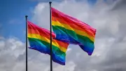 Neue Nationalgalerie hisst Regenbogenflaggen zum US-Jubiläum