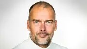 Niels Starnick: Fotoreporter mit Kamera in der Wiege