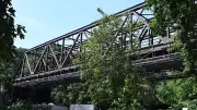 NRW-Verkehrsminister Krischer kritisiert Bahn nach gescheiterter Sanierung in Wuppertal