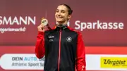 Ohne Trainer: Helen Kevric hängt sich Medaille selbst um