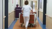 Patientin tarnt sich als Krankenschwester und stiehlt Medikamente
