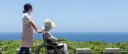 Pflege im Ausland: Roboter, Community Nurses und mehr Prävention