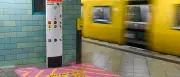 Pilotprojekt Pink*Zone: BVG testet bunte Notrufsäulen für mehr Sicherheit
