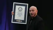Pitbull-Fans stellen skurrilen Weltrekord mit 21.000 Latex-Glatzen auf