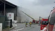Plastikmüllbrand auf Recyclinghof in Duisburg: Große Rauchwolke über Stadt