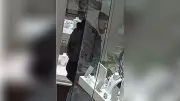 Polizei fahndet mit Überwachungsfotos nach Juwelendieb in Berlin-Marzahn