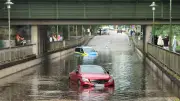 Polizeiauto in Elmshorn auf überfluteter Straße steckengeblieben