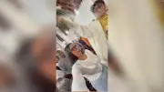 Priester übergießt Studentin versehentlich mit Weihwasser