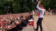 Prinz Haakon als Ruder-Vortrommler bei Norwegen-Party in Oslo