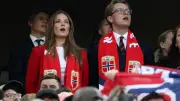 Prinzessin Ingrid Alexandra umarmt nackten Haaland in Kabine