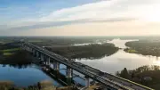 Rader Hochbrücke: 118 Meter langes Mittelstück auf Ponton verladen