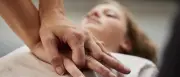 Reanimation ohne Notarzt: Fünf Minuten sind zu lang – sofort handeln!