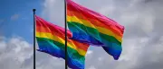Regenbogenfahnen zu 250 Jahren USA an Berliner Nationalgalerie