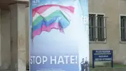 Regenbogenflagge vor Polizei löst Hass im Netz aus