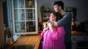 Regina (66) und Erik (30): „Ich verliebte mich in den Freund meines Sohnes“