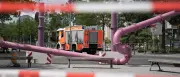 Reisebus kollidiert mit Wasserleitung nahe Friedrichstraße in Berlin