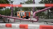 Reisebus stößt Wasserleitung von Stützen in Berlin Friedrichstraße