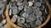 Römischer Münzschatz mit 40.000 Exemplaren in Frankreich entdeckt