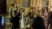 Robbie Williams überrascht in Sevilla mit spontanem „Angels“-Auftritt