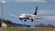 Ryanair-Flug: Mann beinahe aus Fenster gesogen – Vorwürfe gegen Crew