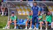 Schalke siegt 2:0 gegen Kharkiv – Drohnen-Alarm legt Spiel lahm