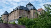Schlossgespenst Kleber-Klaus: Rentner leimt Nachbarin Schlüssellöcher zu