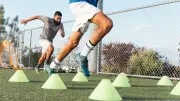 Schnelligkeit im Fußball: Athletiktrainerin verrät die besten Übungen