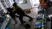 Schüsse bei Kiosk-Überfall in Bremen: Verkäufer stoppt bewaffneten Täter