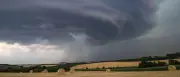 Schwere Unwetter in Baden-Württemberg und Bayern: Radfahrer stirbt
