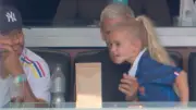 Süße Szene mit Tochter: Welche Fußball-Legende versteckt sich hier?