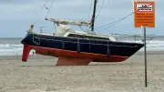 Segelboot „Filou“ nach Strandung auf Norderney im Hafen festgesetzt