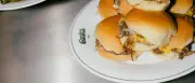 Sieben beste Gerichte unter zehn Euro in Berlin: Von Currywurst bis Smashburger