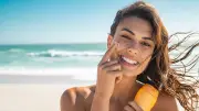Sonnencreme richtig anwenden: Hautärztin erklärt den optimalen Schutz