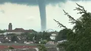 Spektakulärer Tornado über dem Bodensee: Wasserhose vor Friedrichshafen