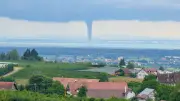 Spektakulärer Tornado über dem Bodensee: Wasserhose zieht alle Blicke auf sich