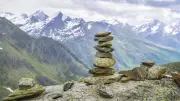 Steinmännchen-Trend in den Alpen: Naturschützer warnen vor Habitat-Verlust