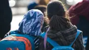 Österreichs harter Migrationskurs: Kopftuchverbot und Kürzungen bei Sozialleistungen