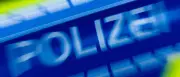 Streit eskaliert: Mann auf Motorhaube springt – dann angefahren