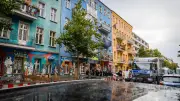 Streit um Pflanzenkübel: Ordnungsamt rührt sich nicht an Rigaer Straße 94