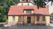 Streit um Umbau: Alte Dorfschule und Friedenseiche in Zehlendorf