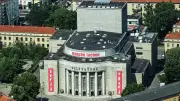 Streit ums Gratis-Schwimmbad: Teurer Bauchklatscher oder Protest?