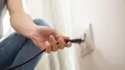 Strom sparen im Urlaub: Diese Stecker sollten Sie ziehen
