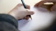 Studie: Händigkeit ist erlernt, nicht angeboren