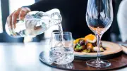 Studie: Wassertrinken beim Essen kann Kalorienzufuhr erhöhen
