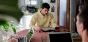 Studieren bei Eltern: Männer bleiben häufiger zu Hause