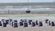 Sturm spült Segelschiff vor Strandkörben auf Norderney an